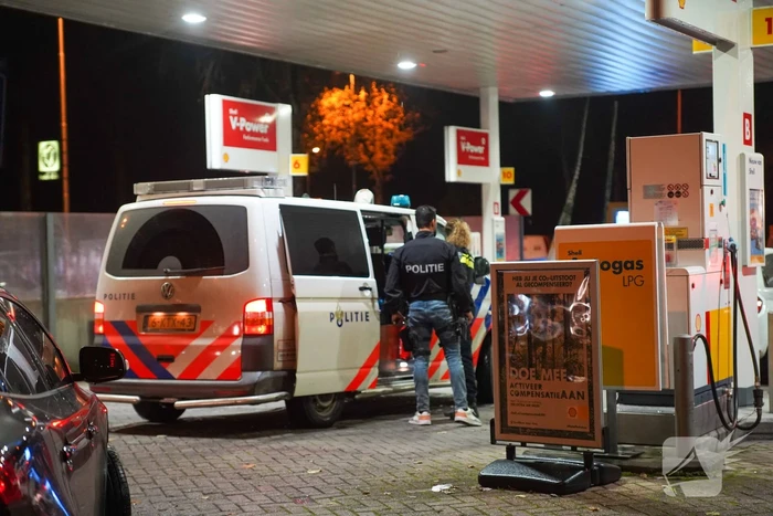 Aanhoudingseenheid verricht aanhoudingen bij tankstation