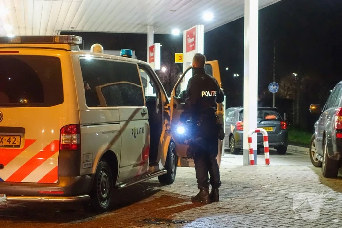 Aanhoudingseenheid verricht aanhoudingen bij tankstation