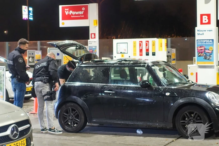 Aanhoudingseenheid verricht aanhoudingen bij tankstation