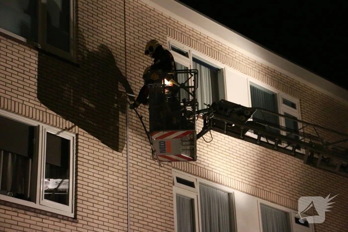 Brandweer verwijderd losgeraakte goot