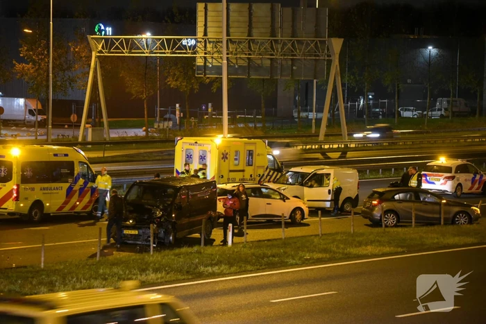 Snelweg afgesloten door ongeval met meerdere voertuigen