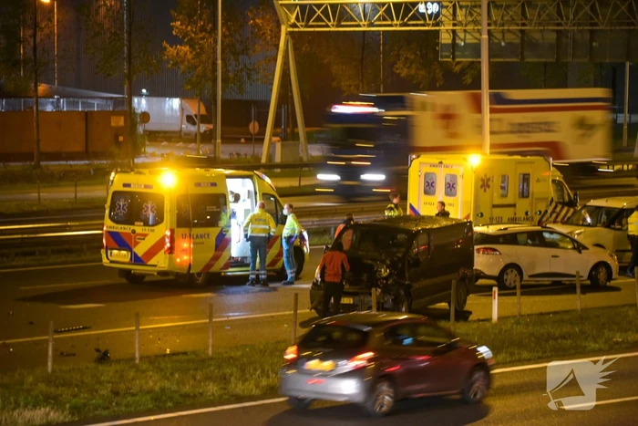 Snelweg afgesloten door ongeval met meerdere voertuigen