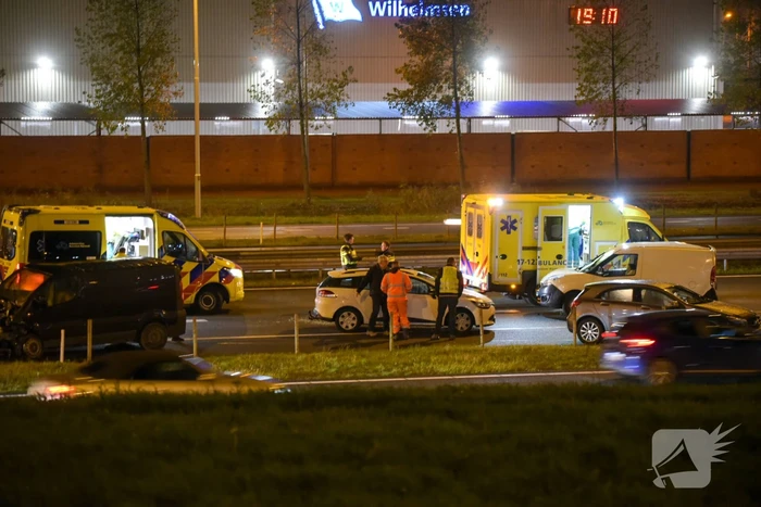 Snelweg afgesloten door ongeval met meerdere voertuigen