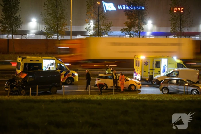 Snelweg afgesloten door ongeval met meerdere voertuigen
