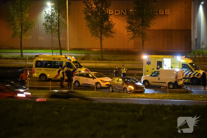 Snelweg afgesloten door ongeval met meerdere voertuigen
