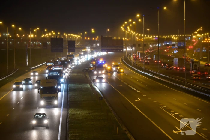 Snelweg afgesloten door ongeval met meerdere voertuigen