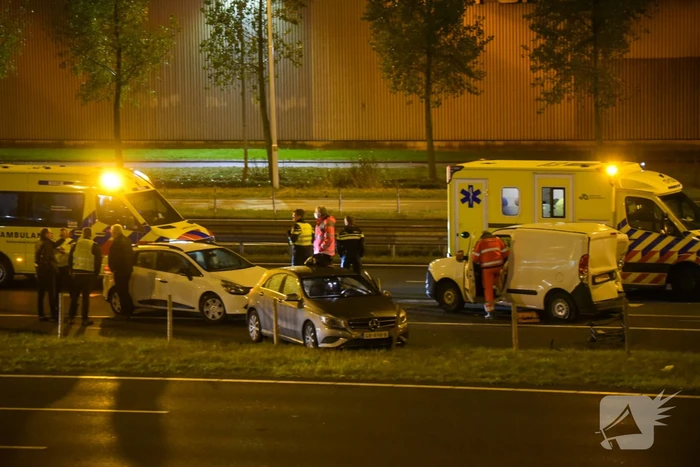 Snelweg afgesloten door ongeval met meerdere voertuigen