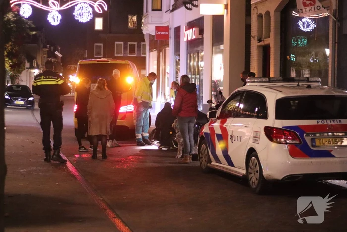 Scooter en fiets botsen in winkelgebied