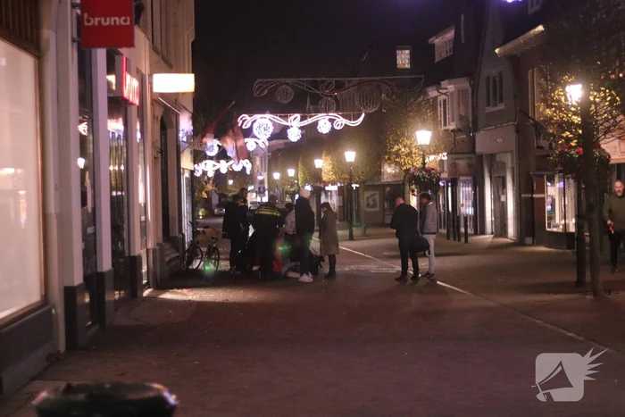 Scooter en fiets botsen in winkelgebied