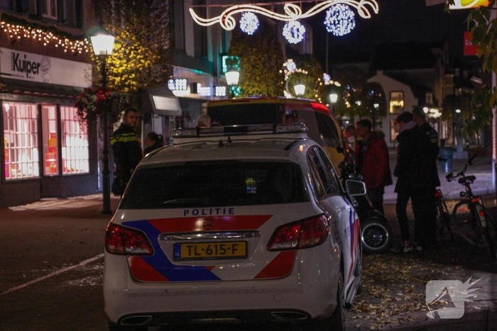 Scooter en fiets botsen in winkelgebied