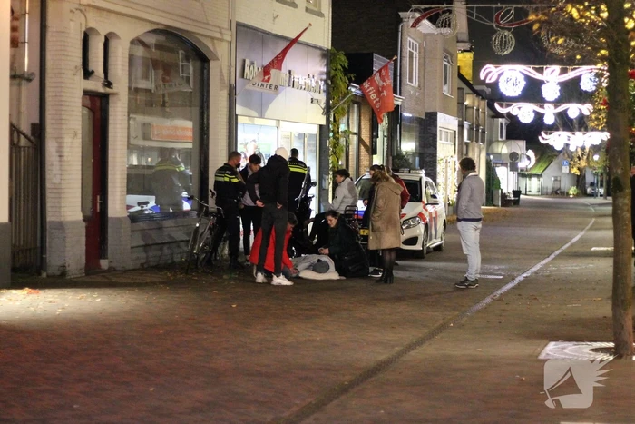 Scooter en fiets botsen in winkelgebied