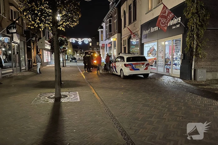 Scooter en fiets botsen in winkelgebied