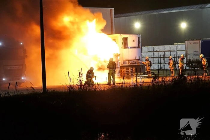 Vrachtwagen verwoest door brand