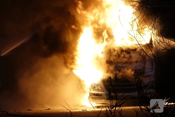 Vrachtwagen verwoest door brand