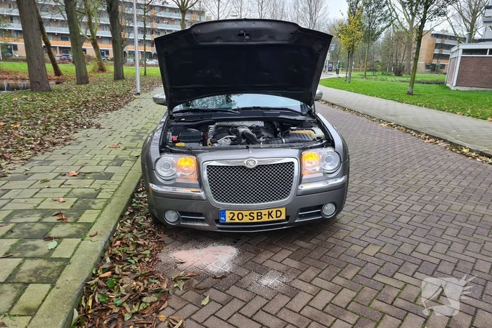 Brand na bijvullen olietank auto