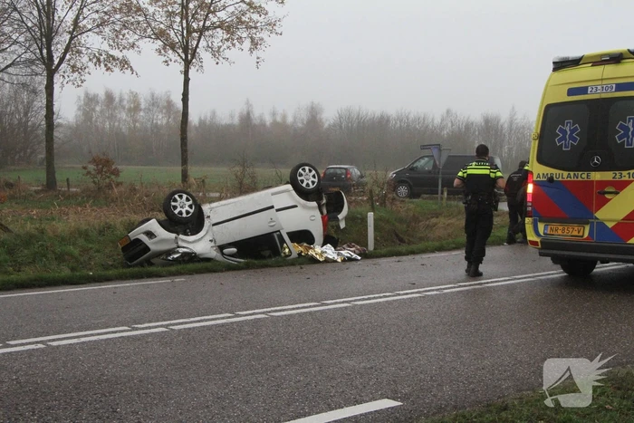 Auto slaat over de kop op kruising