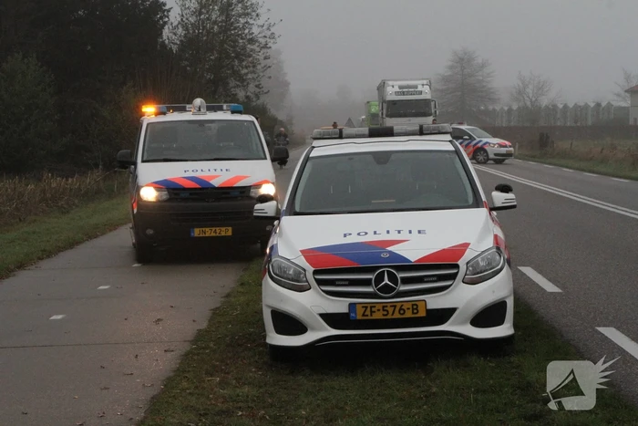 Auto slaat over de kop op kruising