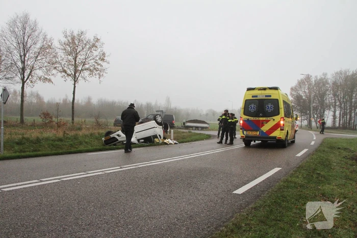 Auto slaat over de kop op kruising