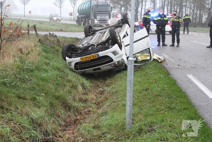 Auto slaat over de kop op kruising