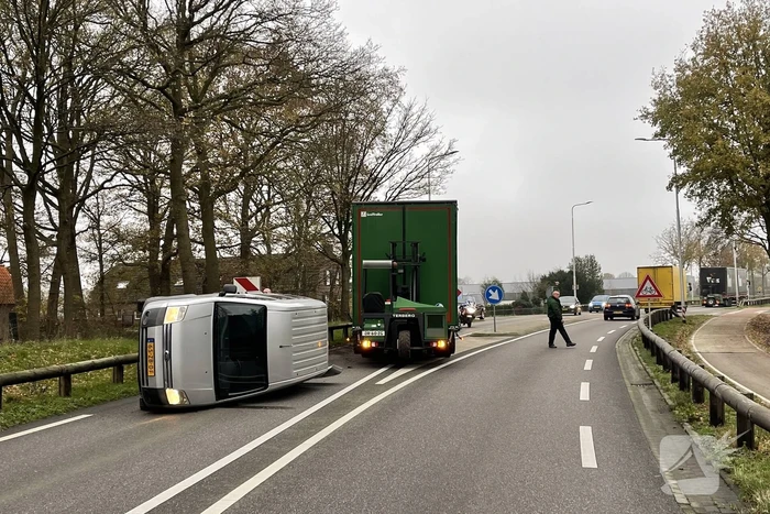 Bestelbus belandt op zijn kant via vangrail