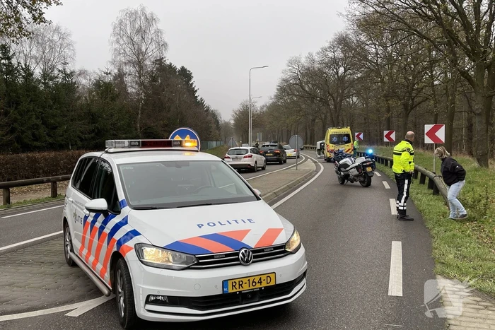 Bestelbus belandt op zijn kant via vangrail