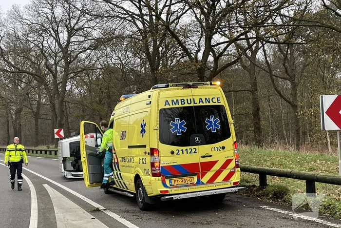 Bestelbus belandt op zijn kant via vangrail