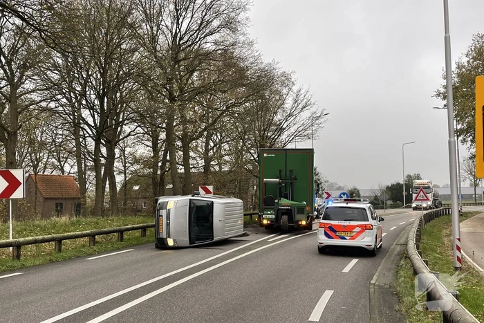 Bestelbus belandt op zijn kant via vangrail
