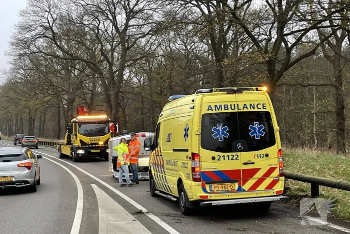 Bestelbus belandt op zijn kant via vangrail