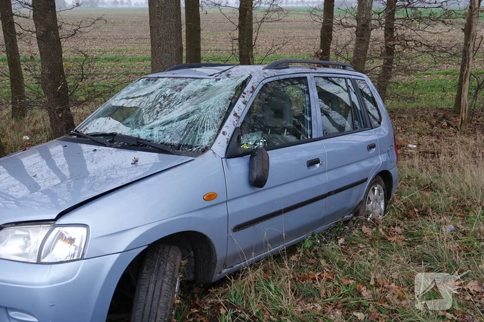 Automobilist verliest macht over het stuur en belandt in berm