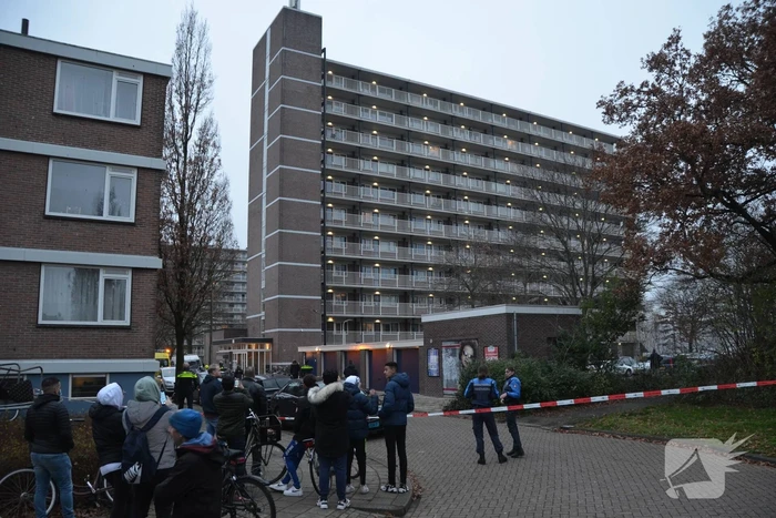 Verward persoon op galerij van flatwoning