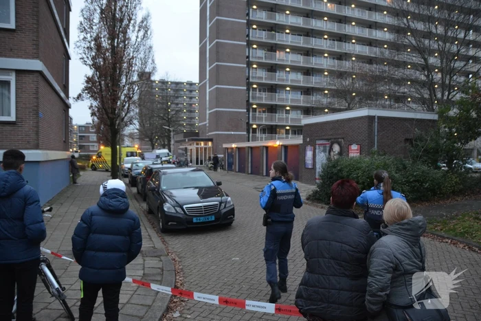 Verward persoon op galerij van flatwoning