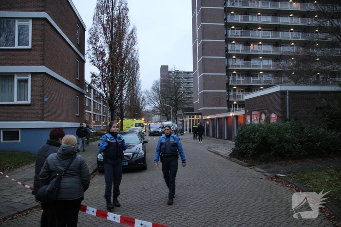 Verward persoon op galerij van flatwoning