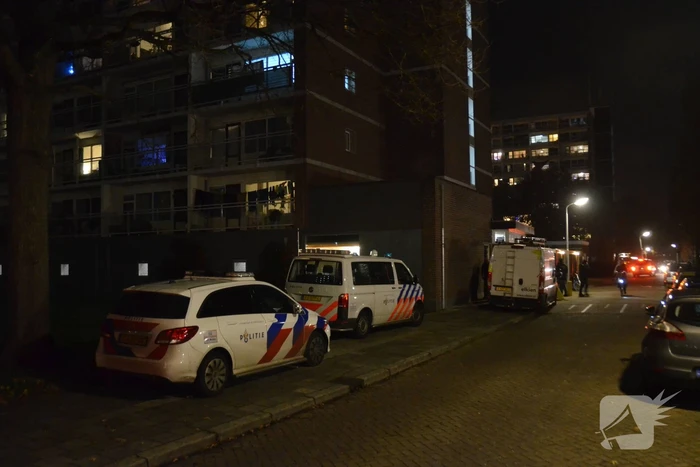 Verward persoon op galerij van flatwoning
