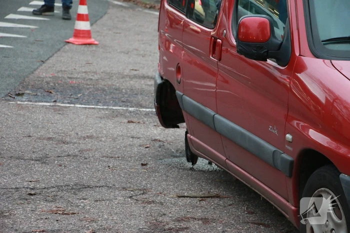 Wiel van auto breekt af na aanrijding