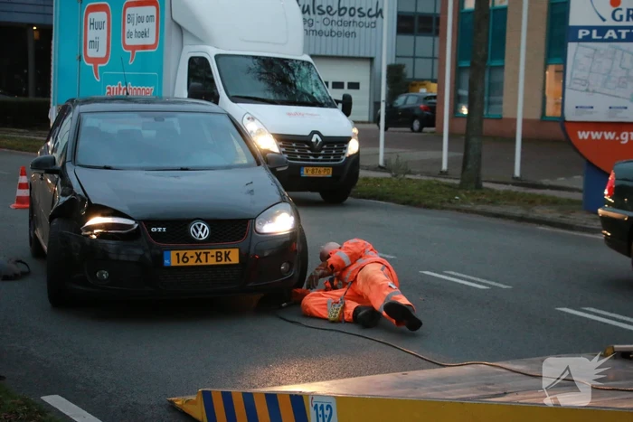 Wiel van auto breekt af na aanrijding