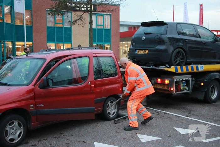 Wiel van auto breekt af na aanrijding