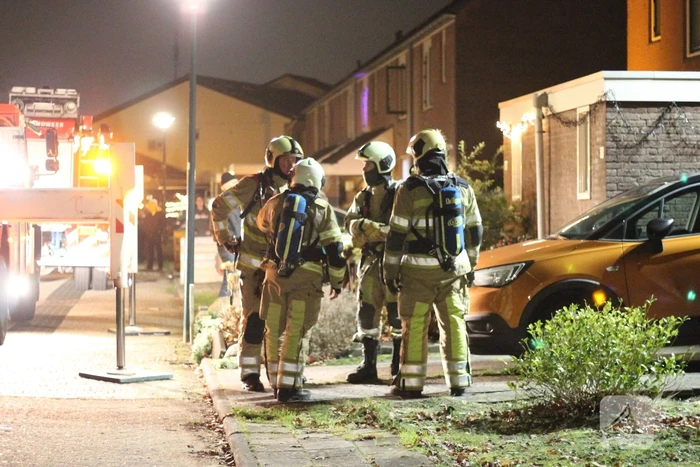 Brand in zonnepanelen op dak van woning