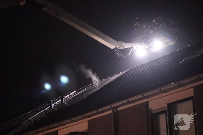Brand in zonnepanelen op dak van woning