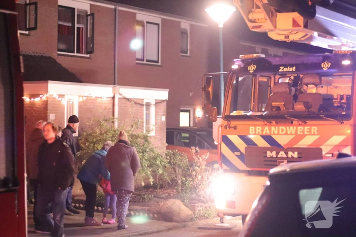 Brand in zonnepanelen op dak van woning