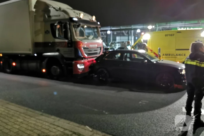 Vrachtwagen botst achterop auto