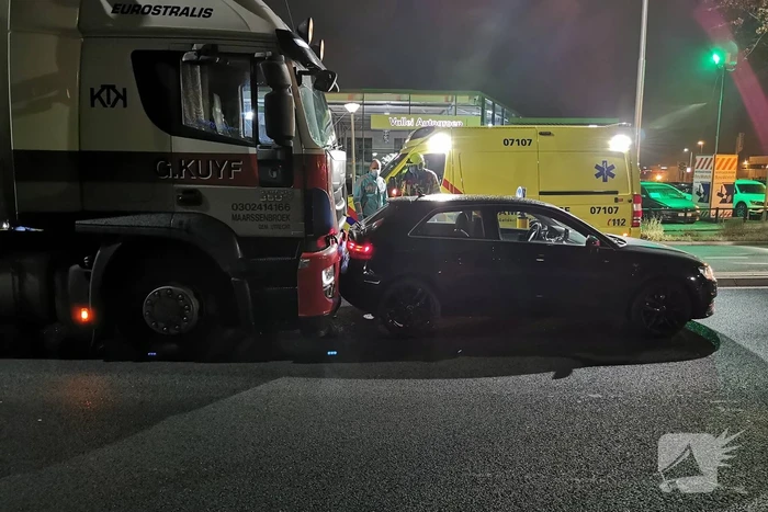 Vrachtwagen botst achterop auto