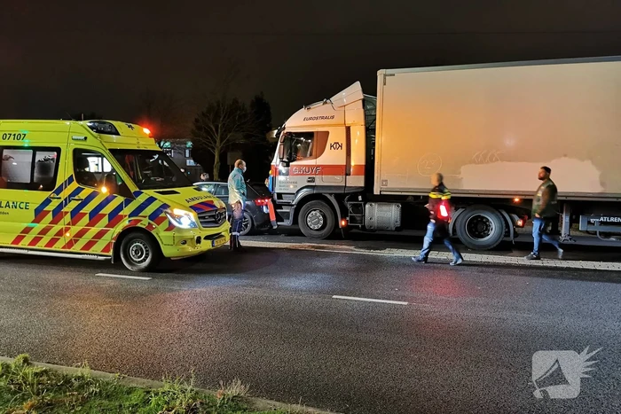 Vrachtwagen botst achterop auto