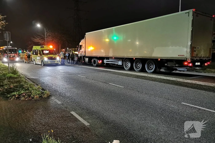 Vrachtwagen botst achterop auto