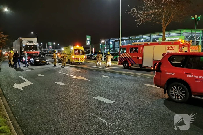 Vrachtwagen botst achterop auto
