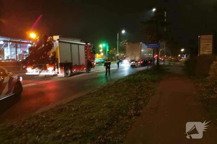 Vrachtwagen botst achterop auto
