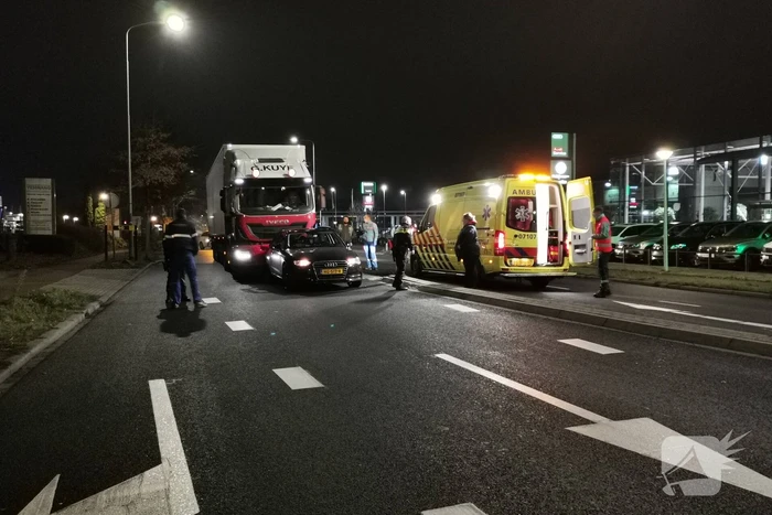 Vrachtwagen botst achterop auto