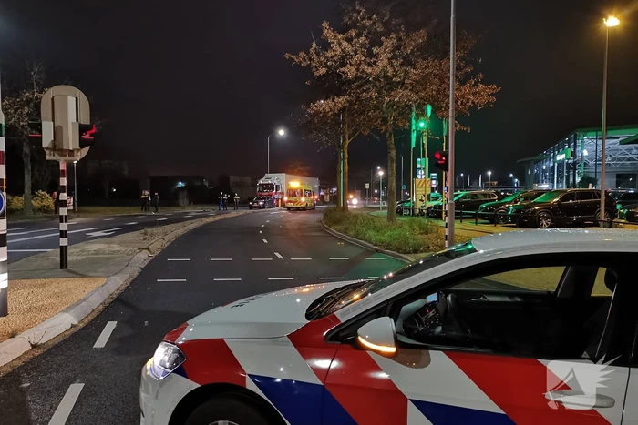Vrachtwagen botst achterop auto