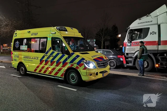 Vrachtwagen botst achterop auto