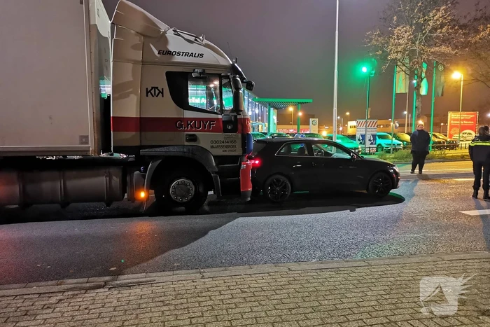 Vrachtwagen botst achterop auto