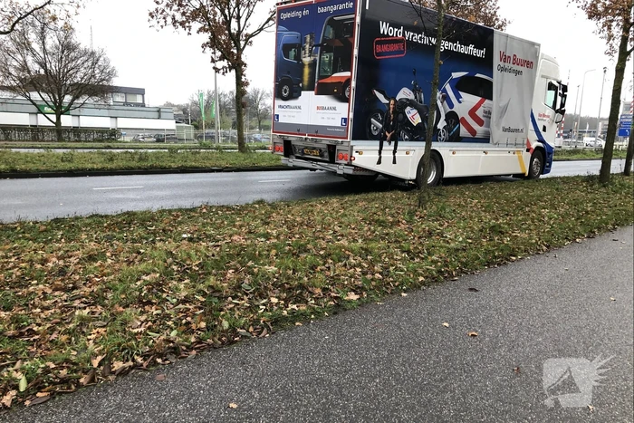 Automobilist botst achter op vrachtwagen